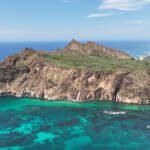 Cerro Brujo está ubicado al norte de Puerto Baquerizo Moreno, este sitio forma parte de la Zona Volcánica y se distingue por la presencia de pequeños conos visibles en su interior.