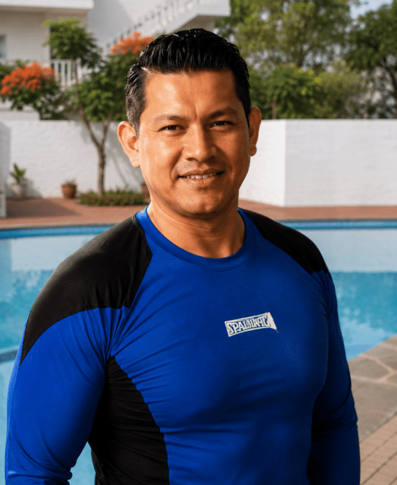 Alex Nata, Instructor de natación para el Colectivo Guardianas Azules, parte del equipo de Fundación Ola Igualdad