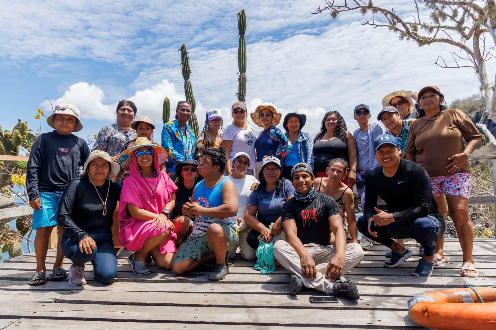 Colectivo Guardianas Azules en Taller de nataci&oacute;n con el profesor Alex Nata en Isla Lobos, Gal&aacute;pagos