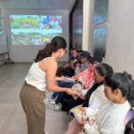Instructora enregando material a guardianas azules en el taller de empoderamiento jurídico y acción comunitaria