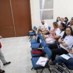 Guardianas azules exponiendo en taller de empoderamiento jurídico y acción comunitaria