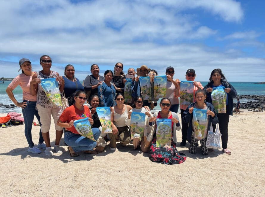 Guardianas azules en taller de empoderamiento jurídico y acción comunitaria en la playa