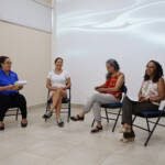 Guardianas azules e instructoras dialogando en taller de empoderamiento jurídico y acción comunitaria