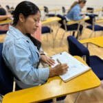 Guardiana azul tomando notas en taller de empoderamiento jurídico y acción comunitaria