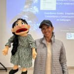 Guardiana azul mostrando una marioneta en el taller de empoderamiento jurídico y acción comunitaria