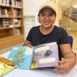 Guardiana azul mostrando ilustraciones de abejas y girasoles en el taller de empoderamiento jurídico y acción comunitaria
