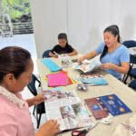 Guardianas azules haciendo actividades de collage en taller de empoderamiento jurídico y acción comunitaria