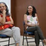Dos guardianas azules escuchando en taller de empoderamiento jurídico y acción comunitaria