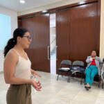 Instructora presentando taller de empoderamiento jurídico y acción comunitaria