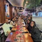 Foto grupal de guardianas azules y equipo de Fundación Ola Igualdad en un restaurante durante taller de empoderamiento jurídico y acción comunitaria