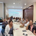 Foto grupal de guardianas azules en lel aula del taller de empoderamiento jurídico y acción comunitaria