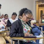 Guardianas azules tomando notas en taller de empoderamiento jurídico y acción comunitaria