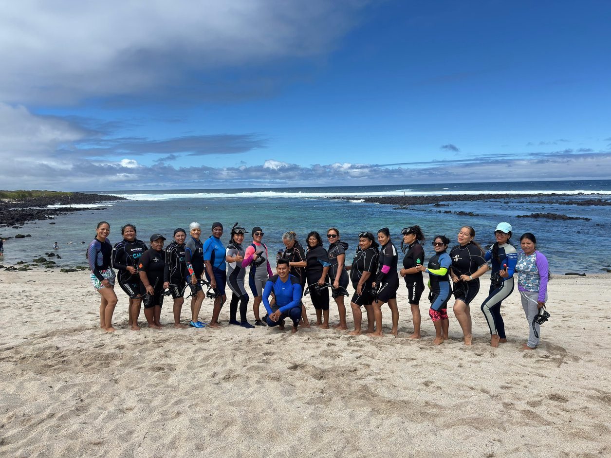 Foto grupal guardianas azules haciendo snorkel en Isla Lobos