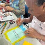 Guardiana azul escribiendo en el taller de liderazgo, género y empoderamiento emocional, en San Cristóbal