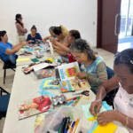 Guardianas azules haciendo collages en el taller de liderazgo, género y empoderamiento emocional, en San Cristóbal
