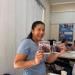 Guardiana azul mostrando fotos de lobo marino en el taller de liderazgo, género y empoderamiento emocional, en San Cristóbal