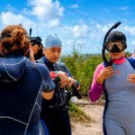 Guardianas azules practicando snorkel en el taller de habilidades acuáticas y monitoreo comunitario