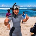 Guardianas azules con trajes de buceo para el taller de habilidades acuáticas y monitoreo comunitario