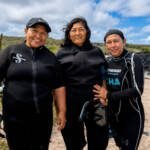 Guardianas azules con trajes de buceo para el taller de habilidades acuáticas y monitoreo comunitario