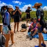 Guardianas azules con trajes de buceo para el taller de habilidades acuáticas y monitoreo comunitario