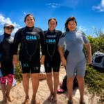 Guardianas azules con trajes de buceo para el taller de habilidades acuáticas y monitoreo comunitario