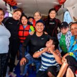 Guardianas azules en el barco en el mar en el taller de habilidades acuáticas y monitoreo comunitario