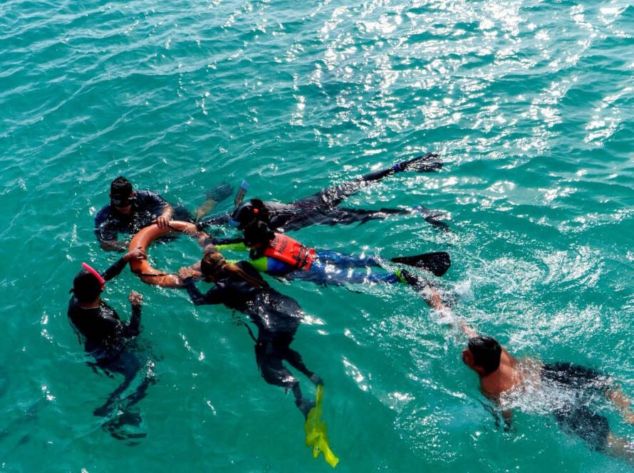 Guardianas azules nadando en el mar en el taller de habilidades acu&aacute;ticas y monitoreo comunitario