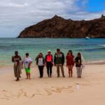 Guardianas azules en la playa de Isla Lobos en el taller de habilidades acuáticas y monitoreo comunitario