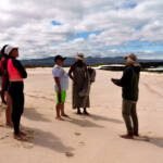 Guardianas azules en la playa de Isla Lobos en el taller de habilidades acuáticas y monitoreo comunitario