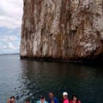 Guardianas azules navegando en barco en el taller de habilidades acuáticas y monitoreo comunitario