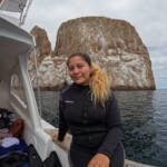 Guardiana azul en el barco en el taller de educación ambiental y conservación marina