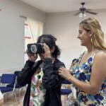 Guardianas azules viviendo experiencias de realidad virtual en el taller de educación ambiental y conservación marina