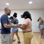 Guardianas azules viviendo experiencias de realidad virtual en el taller de educación ambiental y conservación marina