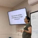 Instructura exponiendo en el taller de educación ambiental y conservación marina